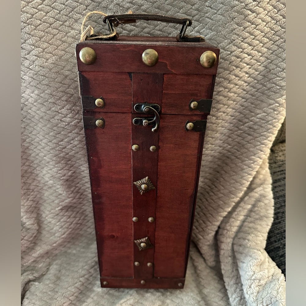 Wooden wine bottle storage box